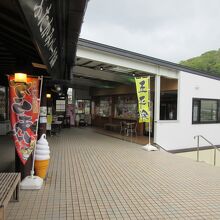 増築した建物はフードコート風に飲食物を販売