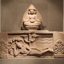 ヒンドゥー教の三大神、ブラフマーとヴィシュヌの彫刻作品