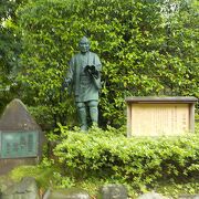 報徳二宮神社の参道脇にあります。