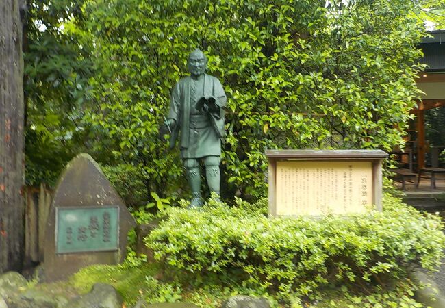 報徳二宮神社の参道脇にあります。