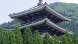 昭和62年に建立された寺院のため、新しくてキレイです。　エレベーターでのぼれます。