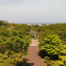 展望スペースから、公園とその向こうの噴火湾をのぞむ。