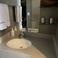 室内に洗面台があります