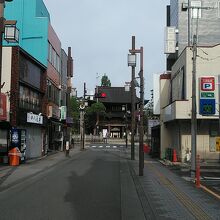 参道からの高幡不動尊