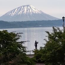 遠くには残雪の羊蹄山が見える。