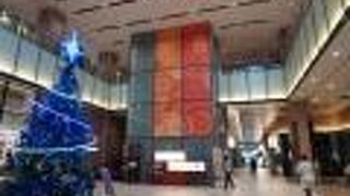 アカプラと一体になった近代的な商業施設