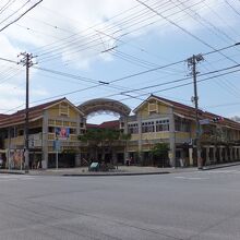 名護十字路交差点から観た市場