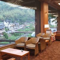 里山が一望できるロビー