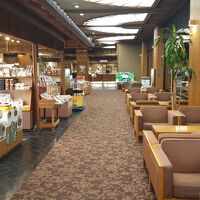 ロビー、お土産屋さん、奥にフロント