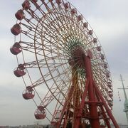 港にある大きな観覧車。横浜と同じですね。神戸クルーズ船からもよく見えました。