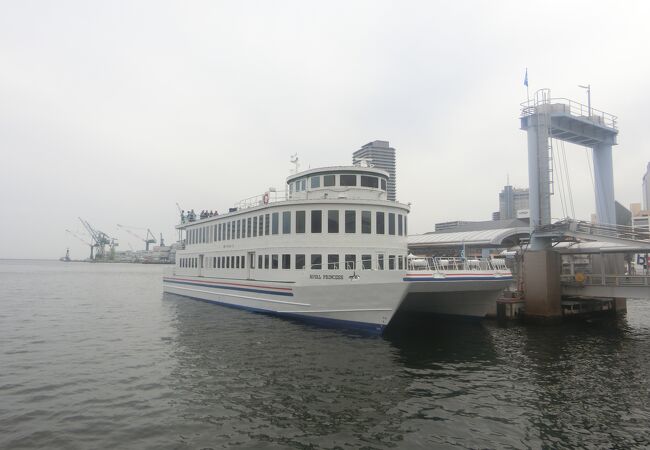 いくつかある神戸港クルーズの中でロイヤルプリンス号に乗りました。