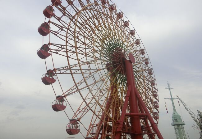 港にある大きな観覧車。横浜と同じですね。神戸クルーズ船からもよく見えました。