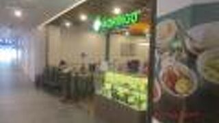 カレーをメインに提供