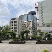 休憩中のサラリーマンが目立つ公園