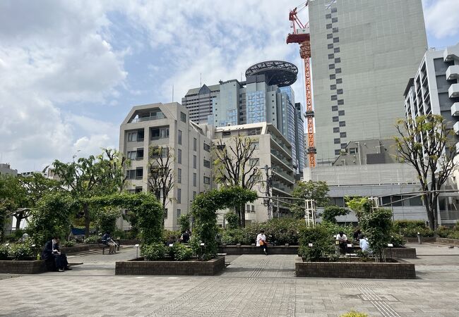 休憩中のサラリーマンが目立つ公園