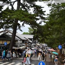 東大寺南大門前