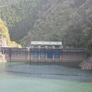 奈良県北部の水不足解消のため熊野灘に注ぐ熊野川の水を分水嶺を越えて紀の川に導水するために造られたダム