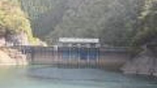 奈良県北部の水不足解消のため熊野灘に注ぐ熊野川の水を分水嶺を越えて紀の川に導水するために造られたダム