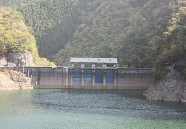 奈良県北部の水不足解消のため熊野灘に注ぐ熊野川の水を分水嶺を越えて紀の川に導水するために造られたダム