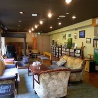 ロビー。左奥に無料マッサージチェアがあります。