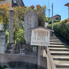 参道は少し石段あり