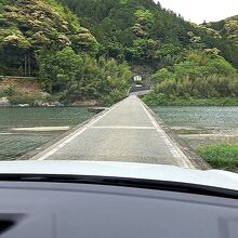 意を決して橋を渡る。