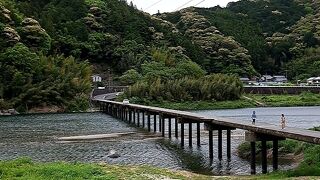 欄干の無い狭い橋。車で渡るのは恐怖です、、、