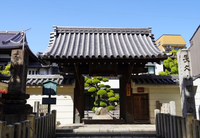 商店街の中にあるお寺