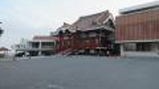 大きなお寺、高台にある。