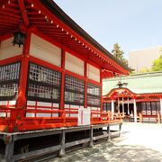 彩色鮮やかな神社です。