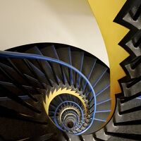 ホテルの中心に非常用のらせん階段