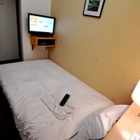 ほぼベッドで占められている。圧迫感あり。