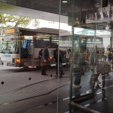 玄関からバスで移動