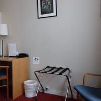 シングルベッドに机、ソファあり