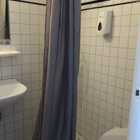 シャワールームは期待しないで、シャンプーなど持参するといい