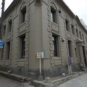 小樽市指定歴史的建造物第6号の重厚な銀行建築