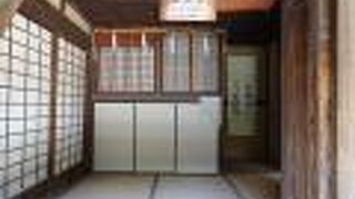 大きな家の片隅の狭すぎる小部屋に無念さを感じました