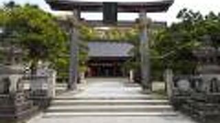 吉田松陰が祀られ、松下村塾の側にあります