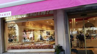 なんと2Fのカフェはクローズだった。