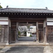 鎌倉にあったお屋敷から移築された門