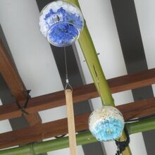 花手水の上の風鈴には花が