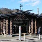昭和3年からの丸太を組み合わせた山小屋風の駅舎が健在