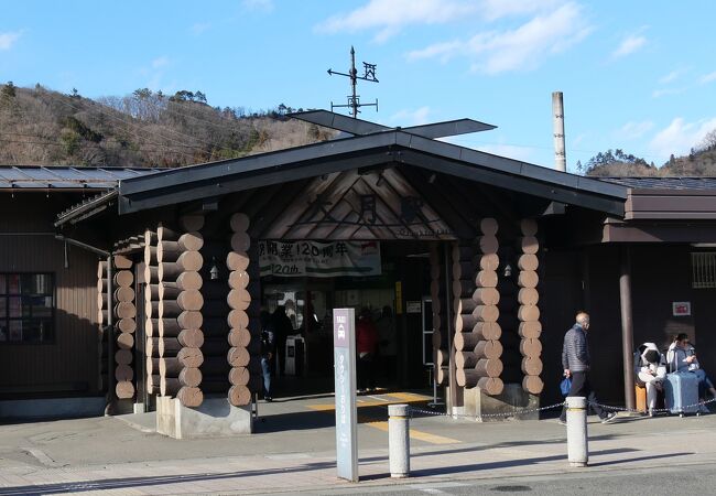 昭和3年からの丸太を組み合わせた山小屋風の駅舎が健在