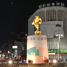 夜にはライトアップが