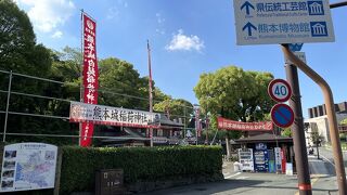 市電の車窓から目立ちます。