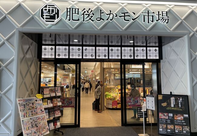 飲食店、土産店、コンビニ、薬局などが揃う熊本駅横の施設