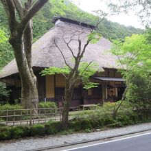 旧東海道から見た甘酒茶屋