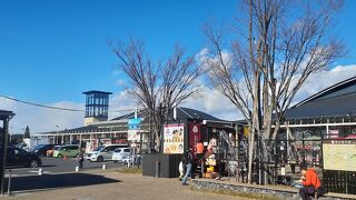 国道４号線バイパス沿いにあります。近くには名刹薬師寺があります