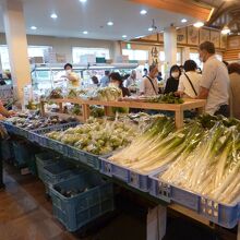 野菜売り場が混雑してます