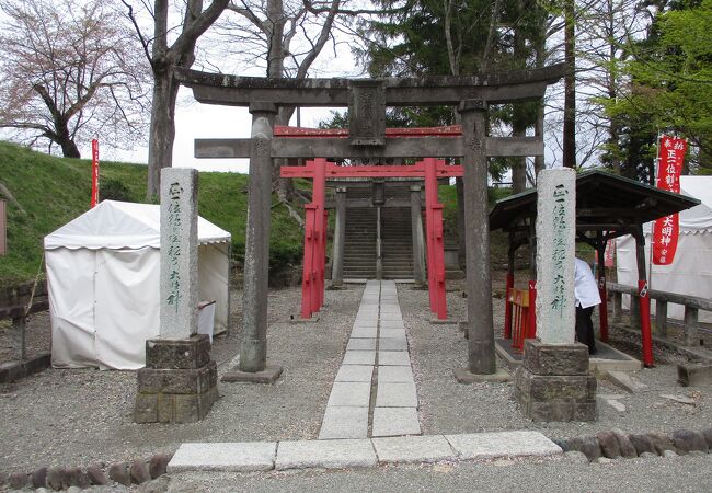 鶴ヶ城が造られた頃から城内に祀られてきた